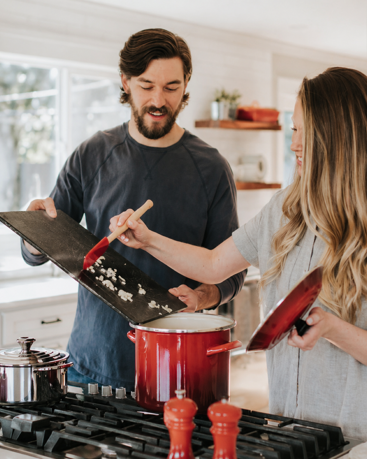 Due persone che cucinano insieme in cucina