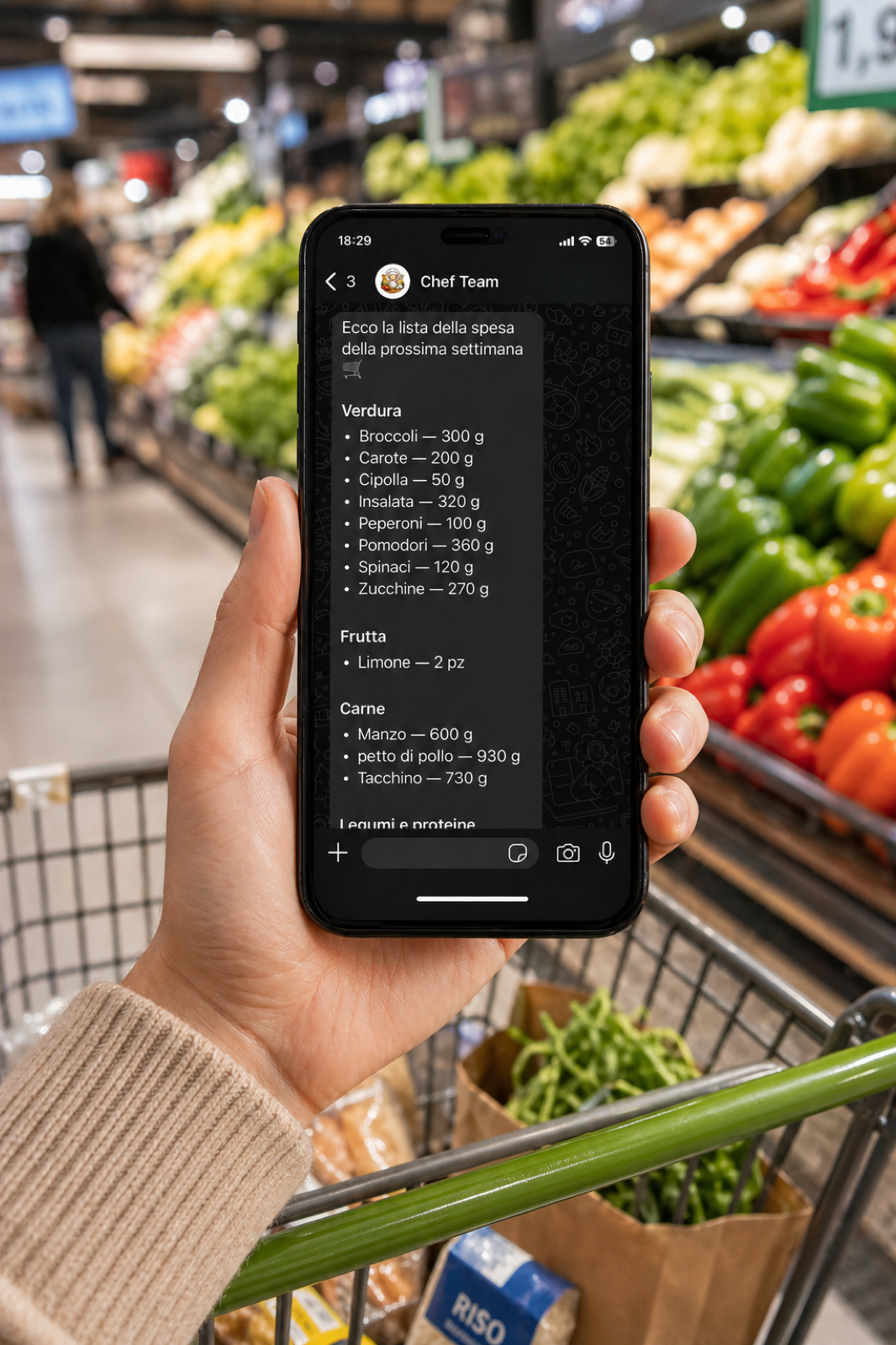 Lista della spesa ChefTeam aperta sul cellulare al supermercato